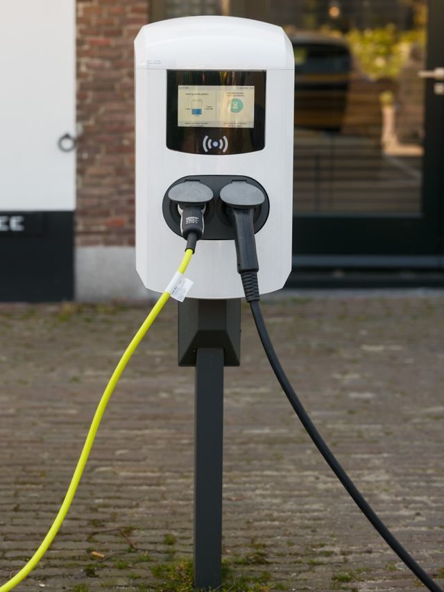 Laddstation med två kablar för en bostadsrättsförening
