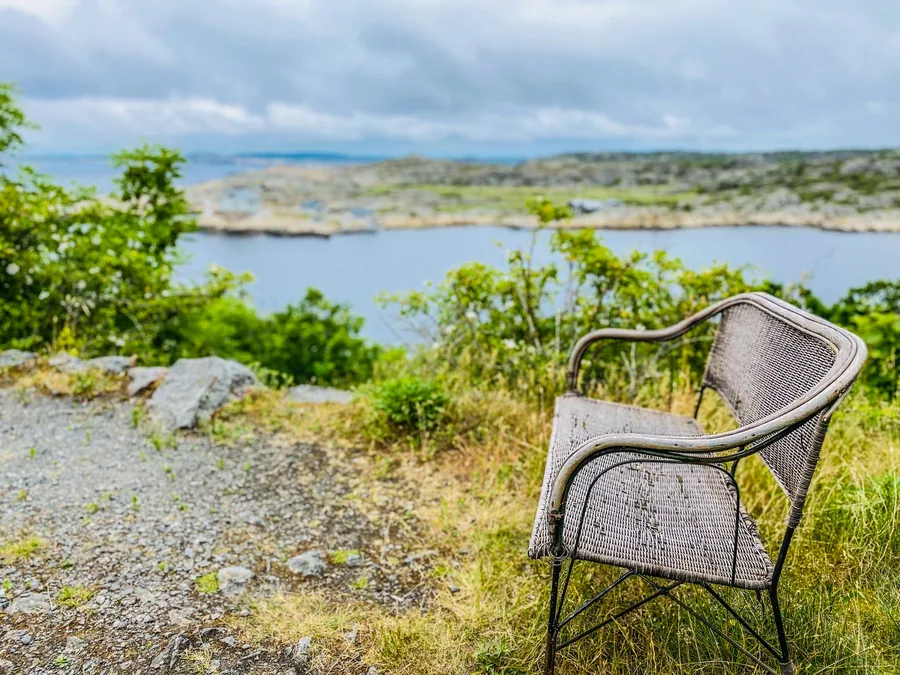 Bänk med utsikt över havet vid klipporna i Marstrand
