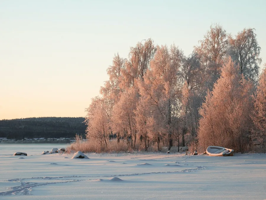 Soluppgång över en frusen sjö vid Gammelstaden i Luleå