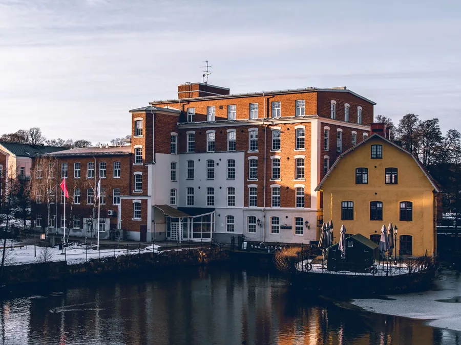Historiska byggnader vid vattnet i Nyköping en vinterdag