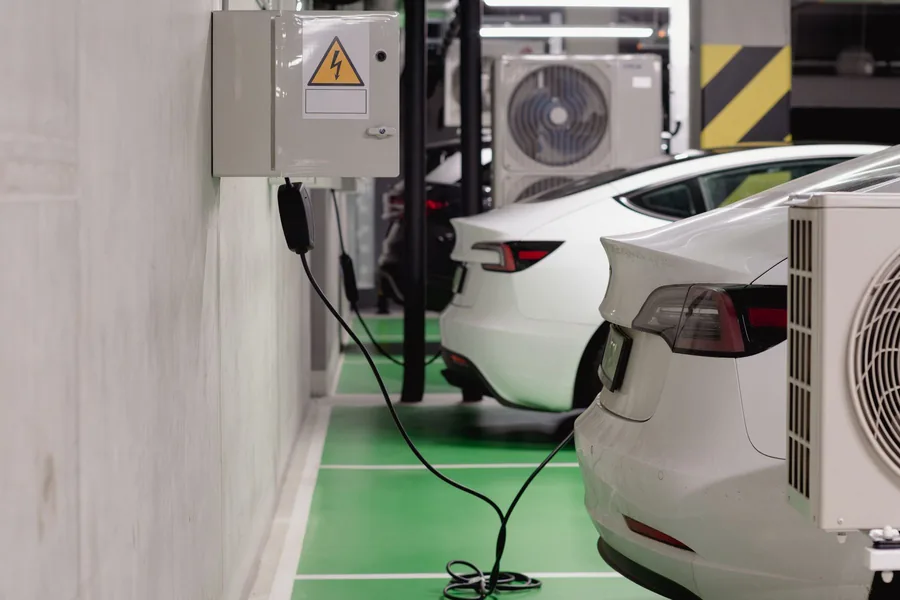 Elbilar som laddar i ett underjordiskt garage
