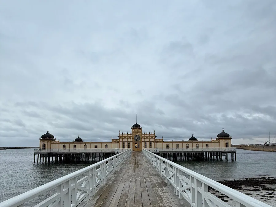 Kallbadhuset i Varberg en molnig dag