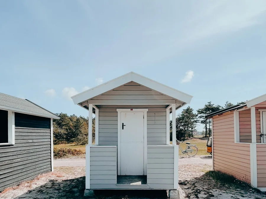 Färgglada strandhus på stranden i Skanör-Falsterbo